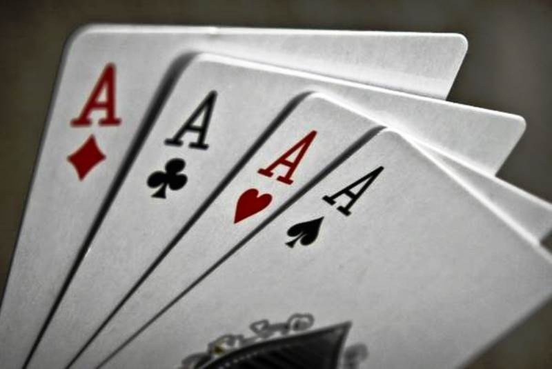 Τηλεοπτικές άδειες: Το «σκληρό πόκερ» των οκτώ «μνηστήρων»