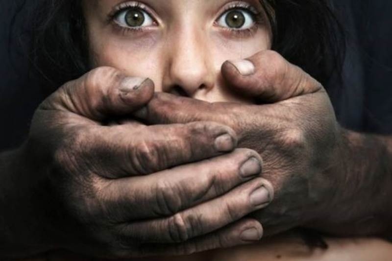 Σοκ στην Αθήνα: Βίασε 20χρονη και την απειλούσε με «ροζ» φωτογραφίες