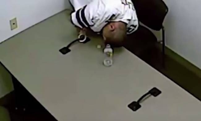 Καρέ-καρέ κινηματογραφική απόδραση από δωμάτιο ανάκρισης! (vid)