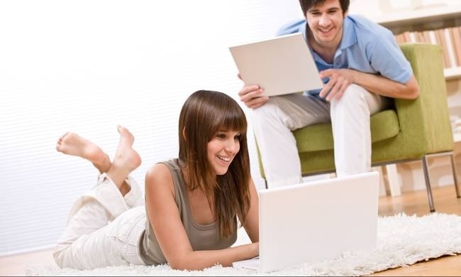 Online δύο στα τρία νοικοκυριά