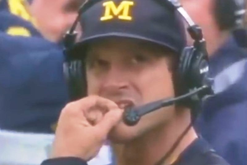 Αηδία! Προπονητής σκάλισε τη μύτη του και… δοκίμασε! (videos)