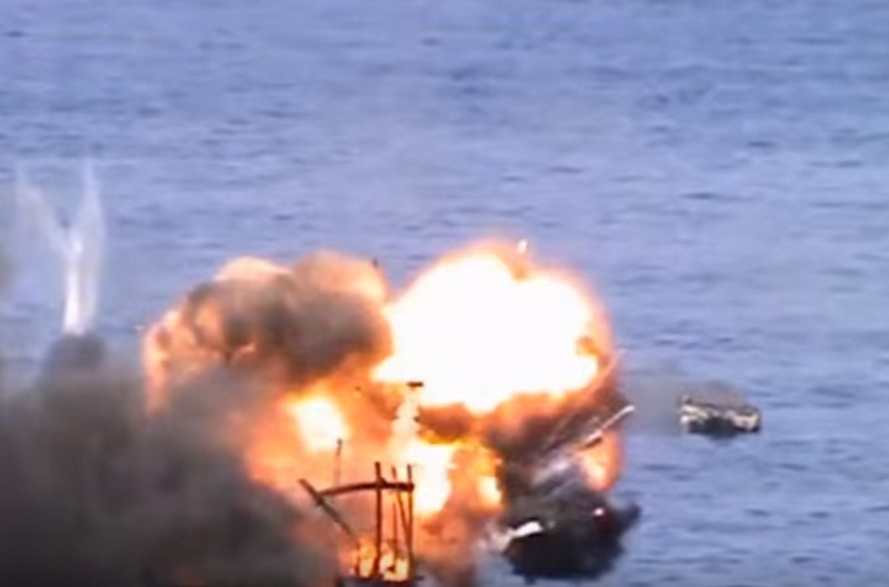 Σοκαριστικό video: Ρωσικό πλοίο του πολεμικού ναυτικού ανατίναξε (ΚΥΡΙΟΛΕΚΤΙΚΑ) Σομαλούς πειρατές!