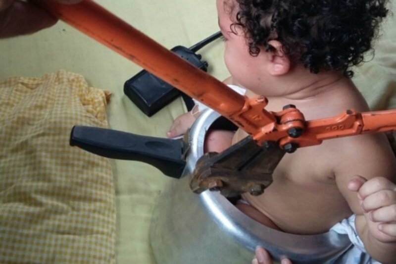 Απίστευτο: Κοριτσάκι «χώθηκε» μέσα σε χύτρα! (photos)