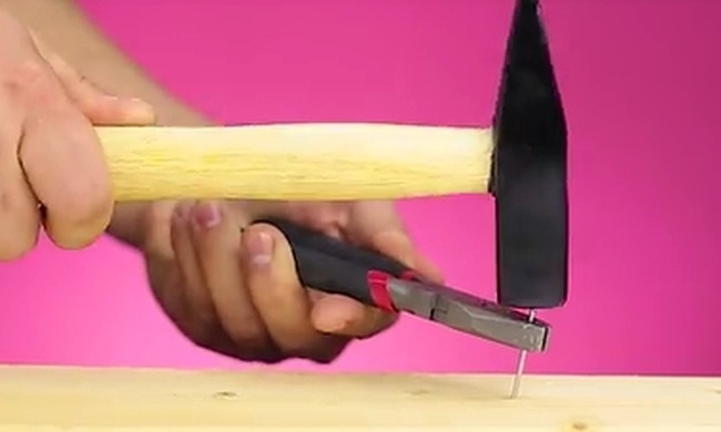 Απίστευτα κόλπα για να μην... καρφώνετε τα δάκτυλά σας με το σφυρί (Video)