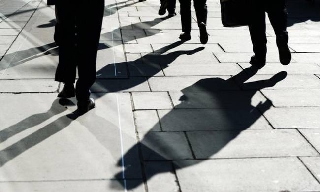 Κόλαση στον ορίζοντα: Μισθοί με την ώρα, μπόνους αντί δώρων, τέλος στη μονιμότητα