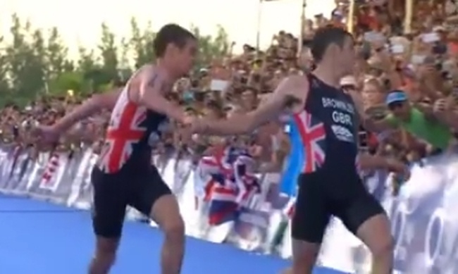 Συγκλονιστικό βίντεο: Αυτή είναι η απόλυτη αδερφική αγάπη...