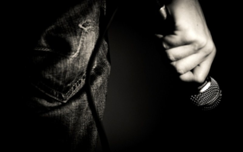 ΣΟΚ! Βρέθηκε νεκρός Έλληνας τραγουδιστής σε ξενοδοχείο