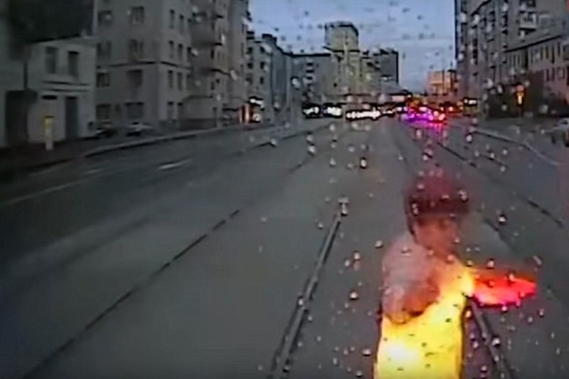 ΣΚΛΗΡΕΣ ΕΙΚΟΝΕΣ: Γυναίκα κοιτάζει το κινητό της και την πατάει το τραμ! (video)