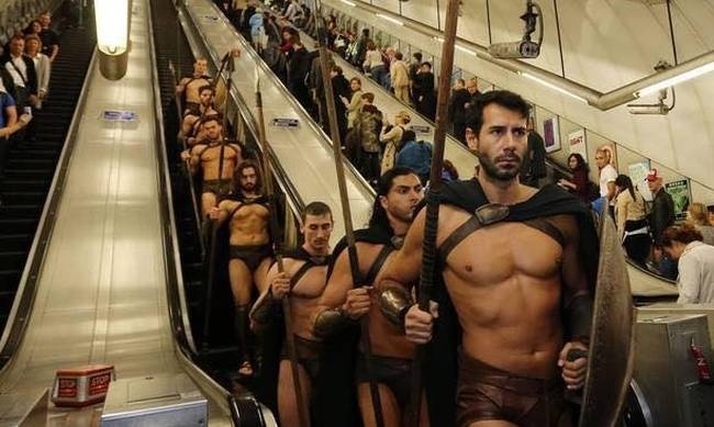 Σπαρτιάτες πολεμιστές στο Μετρό του Λονδίνου
