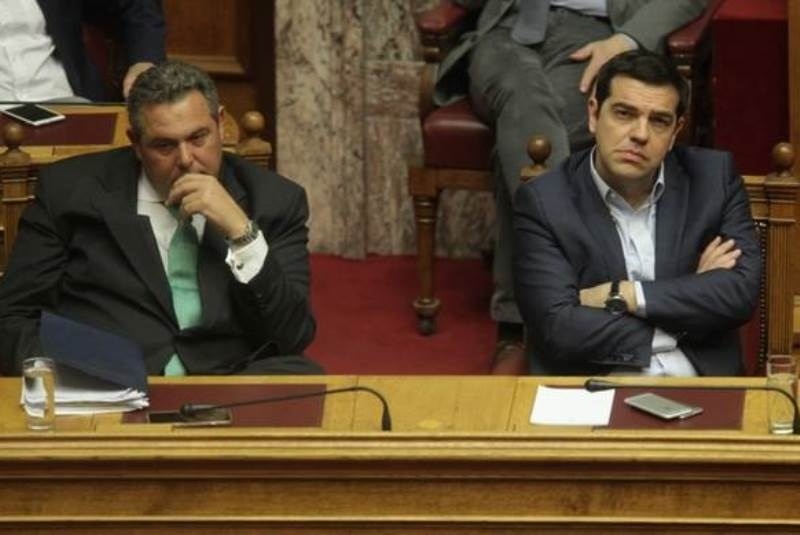 Τηλεοπτικές άδειες: Το Βατερλώ της κυβέρνησης – Τα πάντα αναδίδουν οσμή σκανδάλου