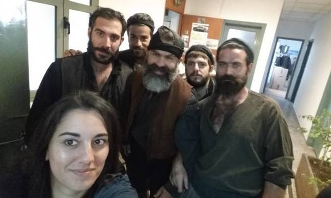 Ο Κρητικός συρτός δύο ηλικιωμένων τουριστών που θα αφήσει εποχή! (vid)