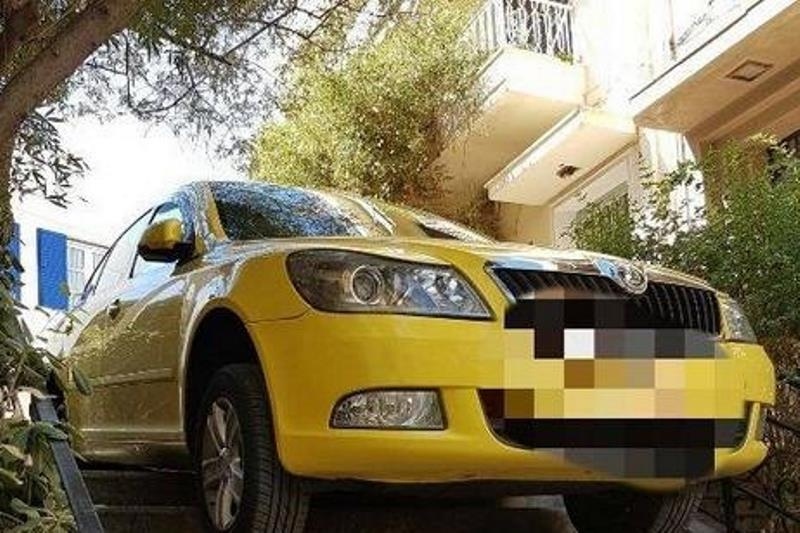 Δεν θα πιστέψετε που πάρκαρε αυτός ο ταξιτζής! (photo)