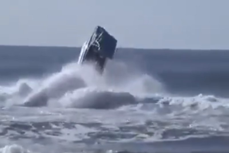 Τρομακτικό video: Σκάφος παρασύρεται από άγρια κύματα και εξαφανίζεται!