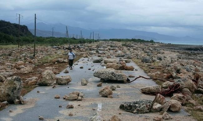 Συνεχίζει το φονικό του πέρασμα ο τυφώνας Μάθιου - Τουλάχιστον 102 νεκροί (videos)