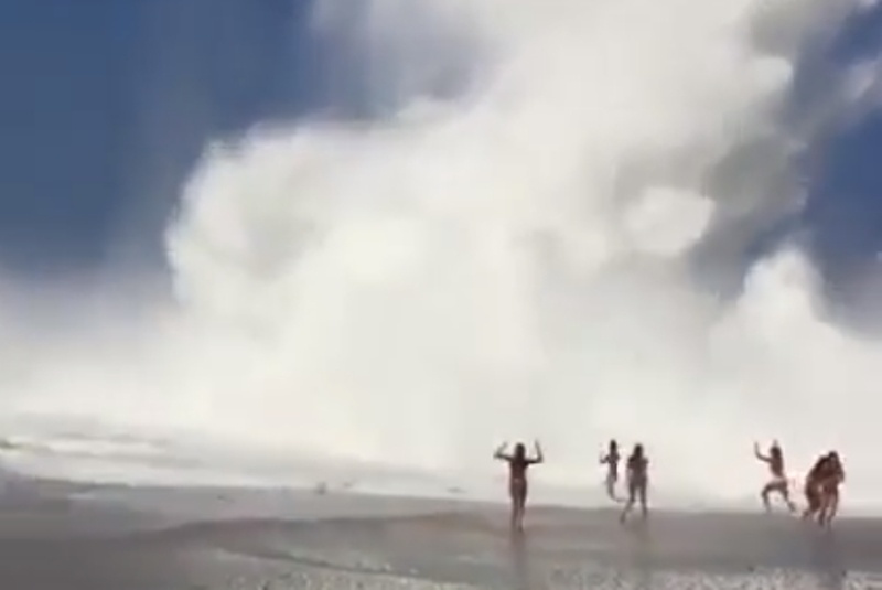 Κύμα-τέρας τους πήγε στο… υπερπέραν! (video)