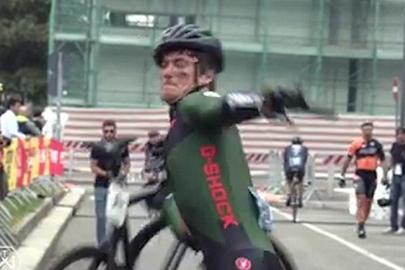 Δεν συγκράτησε τα νεύρα του και έσπασε το ποδήλατό του (video)