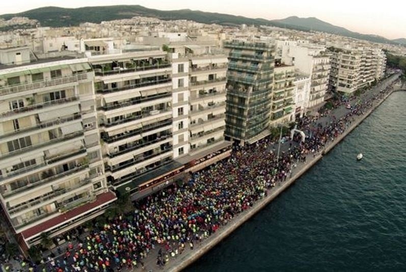 Θεσσαλονίκη: «Πλημμύρισαν» από αθλητές και βαδιστές οι δρόμοι της πόλης στον Protergia 5o Διεθνή Νυχτερινό Ημιμαραθώνιο