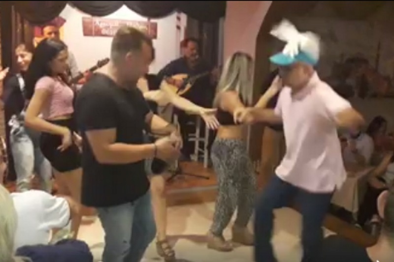 Ο viral χορευτής με το περιστέρι στο κεφάλι!!! (video)