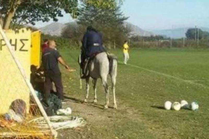 Παππάς εισβάλει στο γήπεδο καβάλα στ’ άλογο!