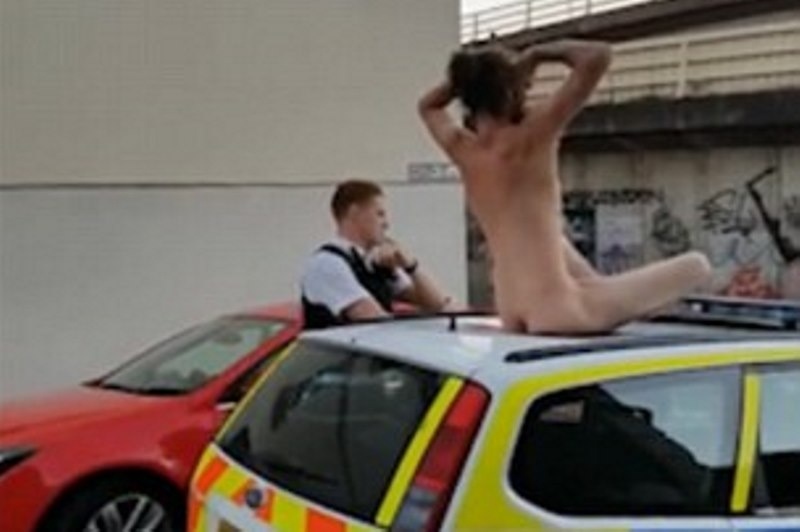 Η παράξενη στιγμή που άνδρας κάνει γιόγκα γυμνός στον δρόμο! (video)