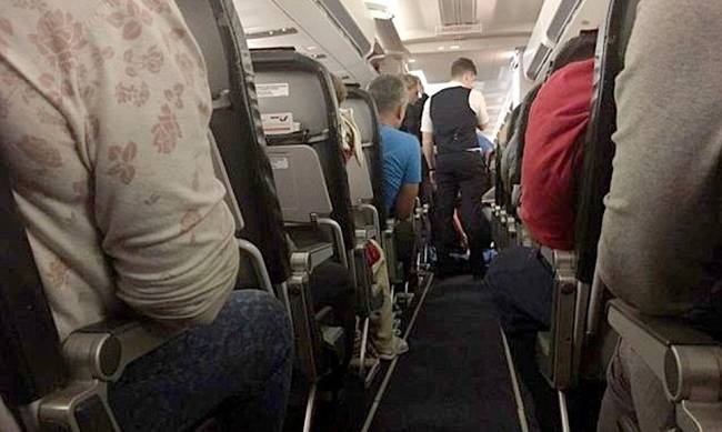 Τραγωδία στον αέρα: Πέθανε λίγο μετά την απογείωση - Ταξίδευαν με το άψυχο σώμα της (pic)