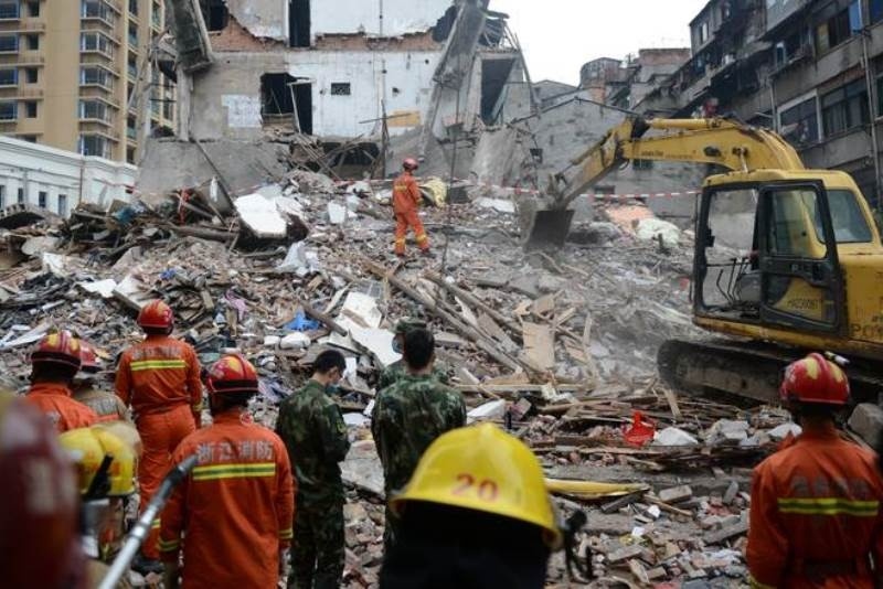 Κοριτσάκι 3 ετών ανασύρθηκε ζωντανό από τα συντρίμμια πολυκατοικίων στην Κίνα