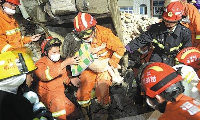 Συγκλονιστικό: Πατέρας θυσιάστηκε αγκαλιάζοντας την κόρη του για 12 ώρες κάτω από τα συντρίμμια(vid)