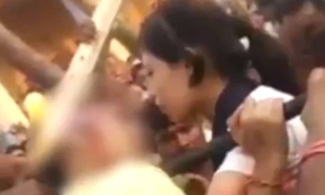 Το πιο φρικιαστικό ατύχημα: Ρόδα λούνα παρκ τής πήρε το σκαλπ για μία selfie (σκληρό βίντεο)