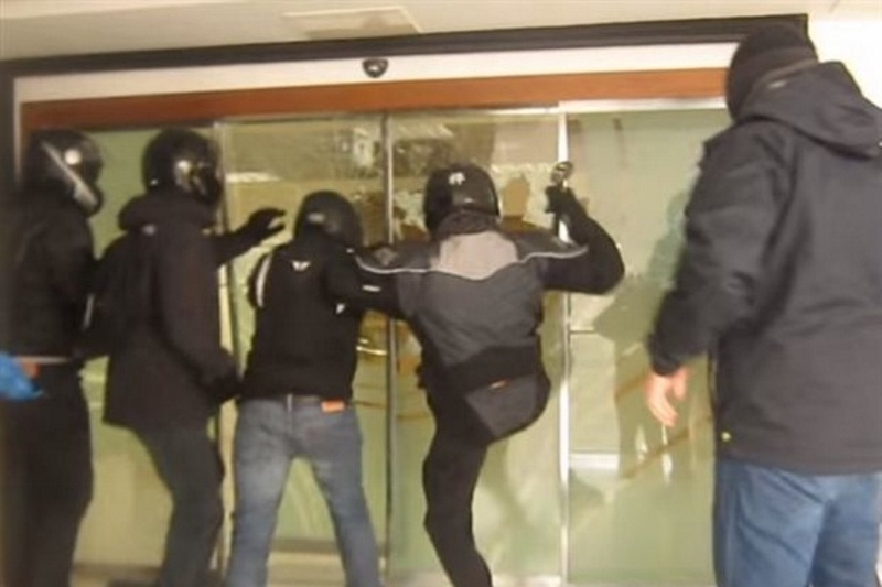 Εισβολή του «Ρουβίκωνα» στα κεντρικά γραφεία της Attica Bank