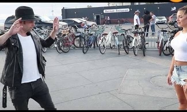 Απίστευτος τύπος: Πιάνει το στήθος γυναικών από απόσταση και τις... τρελαίνει! (video)