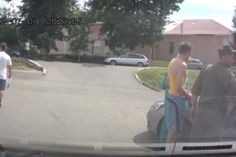 Ρωσίδα οδηγός μπερδεύει τις ταχύτητες... (video)