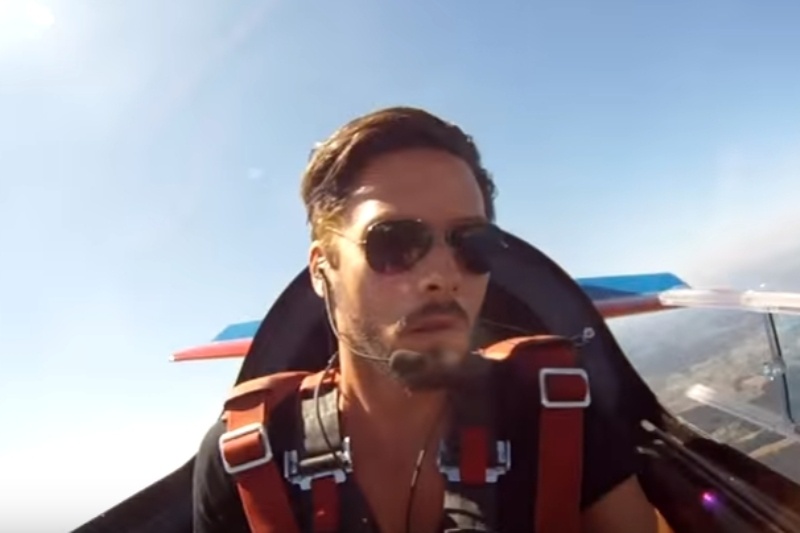 Ανατριχίλα: Ο αδικοχαμένος πιλότος του Τσέσνα μέσα στο πιλοτήριο (vid)