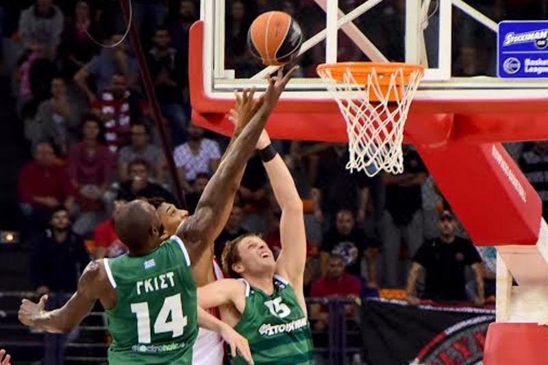 O Τσουκαλάς... βλέπει τον αγώνα του ΣΕΦ κάτω από το καλάθι (pics)