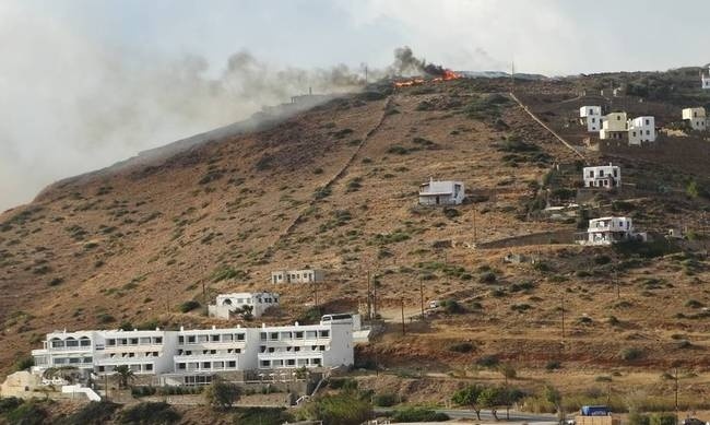 Πύρινη κόλαση στην Άνδρο - Δύσκολη νύχτα για τους κατοίκους
