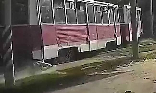 Παραλίγο τραγωδία: Πιάστηκε το πόδι του στην πόρτα του τραμ και σερνόταν για ώρα! (vid)