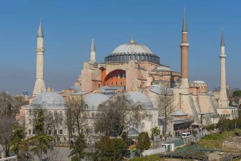 Απίστευτη πρόκληση των Τούρκων: Διόρισαν μόνιμο ιμάμη στην Αγία Σοφία!