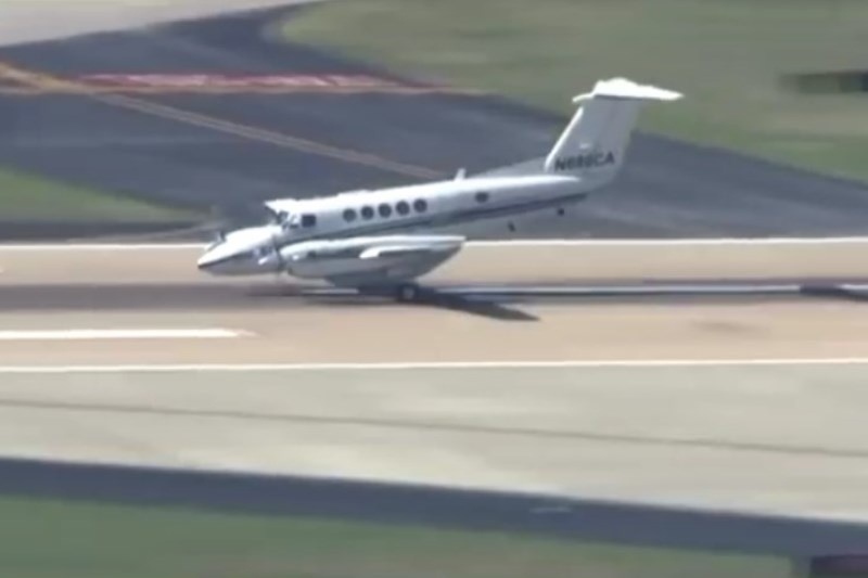 Πιλότος… μάγος! Απίστευτη προσγείωση χωρίς ρόδες! (videο)