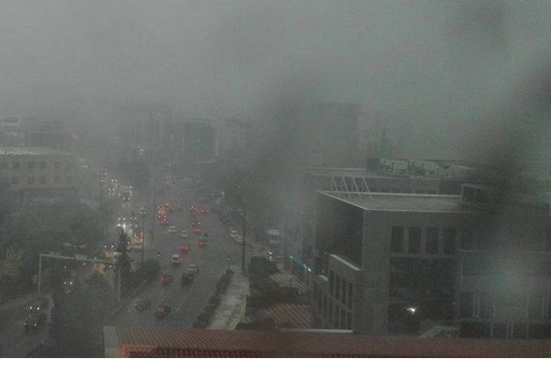 Καταιγίδα στην Αθήνα - Μηδενική ορατότητα από τη χαμηλή νέφωση