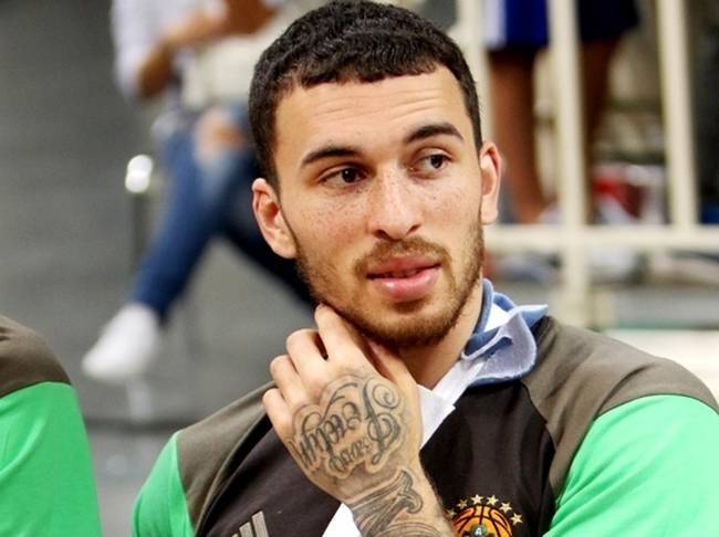 Στο αεροδρόμιο ο Τζέιμς!