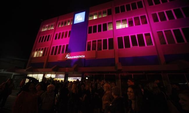 Γιατί το κτήριο της ΝΔ βάφτηκε ροζ; (pics)