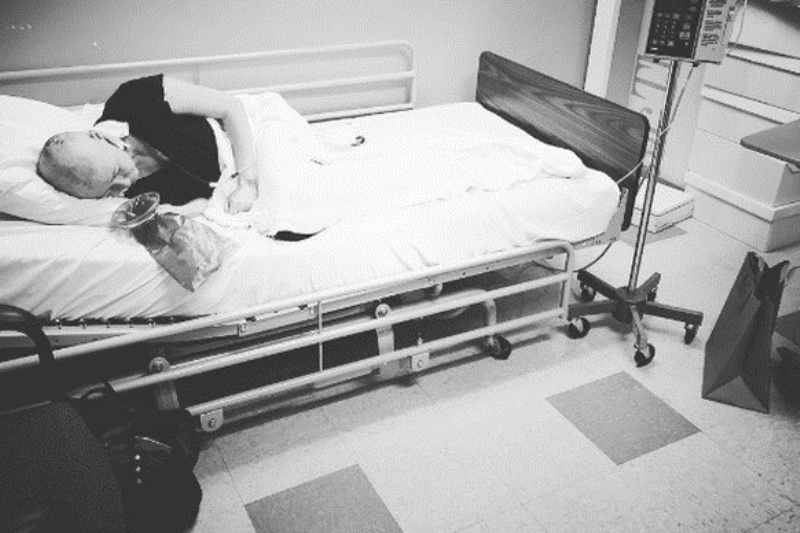 Η σοκαριστική εικόνα της ηθοποιού στο κρεβάτι του νοσοκομείου μετά την χημειοθεραπεία