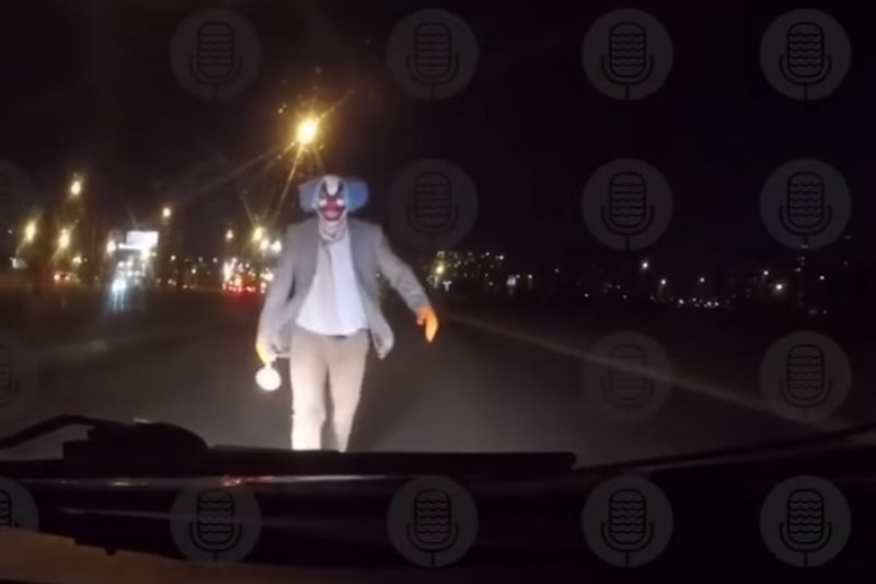 Τρελό ξύλο! Ο κλόουν έμπλεξε με λάθος άτομο για φάρσα! (video)