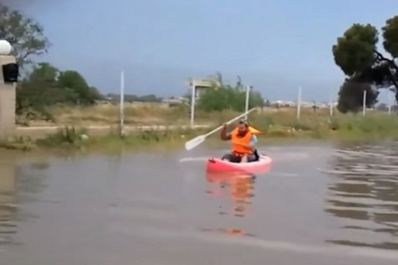 Επικό! Βγήκε με το κανό στην πλημμυρισμένη Γλυφάδα! (video)