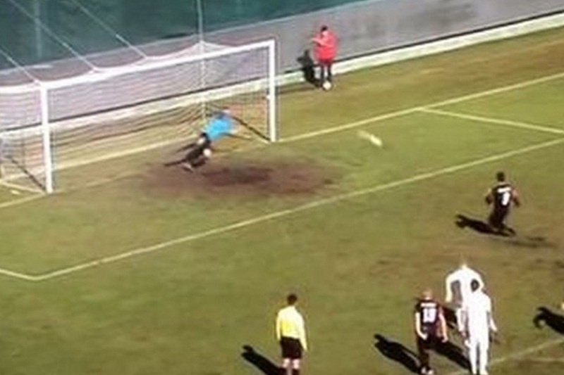 ΑΠΙΣΤΕΥΤΟ: Σκόραρε με πέναλτι και ο διαιτητής έδειξε άουτ! (video)