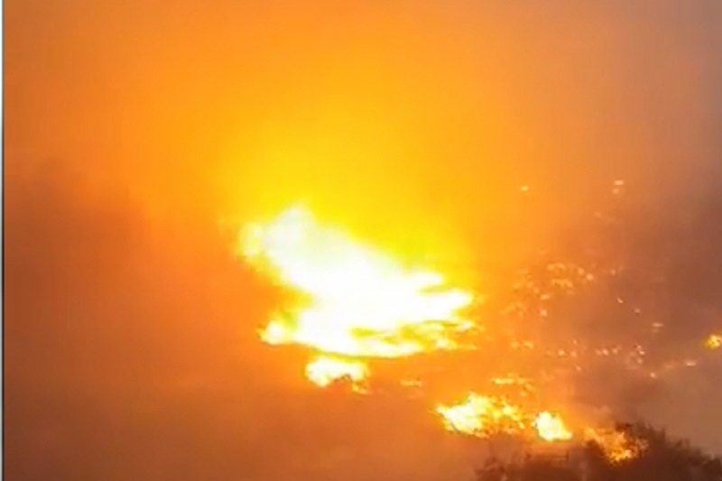 Καίγεται η Σύρος - Σοκαριστικά video!