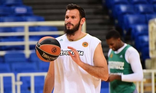 Δεν σταματάει να «γράφει» ο Φώτσης