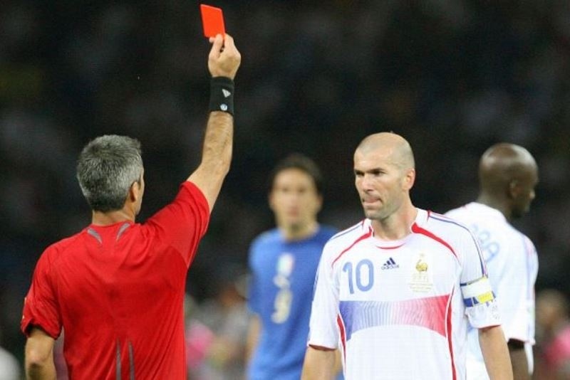 Αυτό το είναι το πιο διάσημο Top 10 των κόκκινων καρτών! (videο)