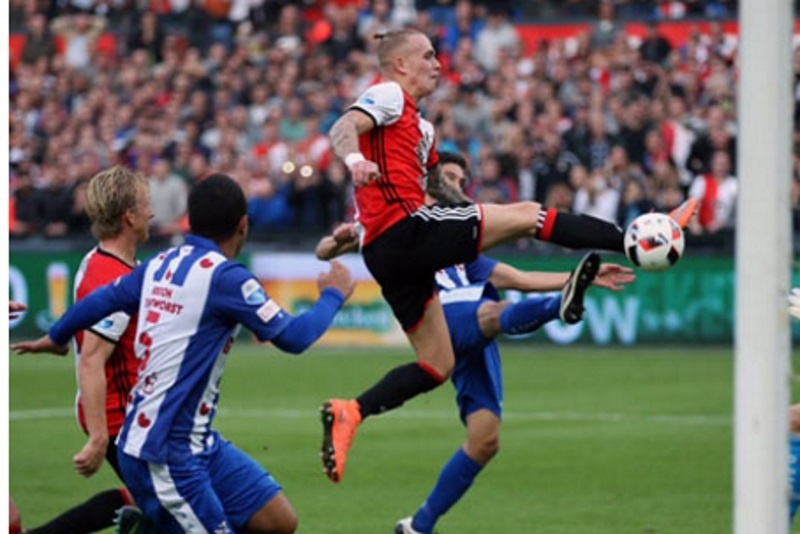 «Σκόνταψε» πάλι η Φέγενορντ