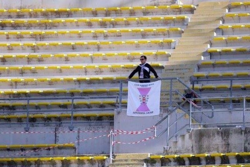 Επικό! Οπαδοί κέρασαν μπύρα τον… αντίπαλο που ήταν μόνος του στην εξέδρα (photos)