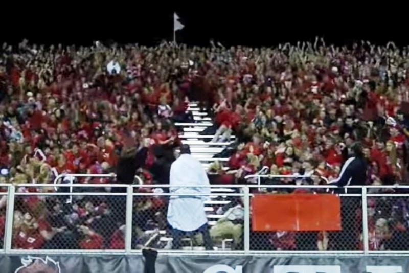 Τρελό γέλιο! Ο «Μωυσής» ανοίγει στα... δύο την εξέδρα! (video)